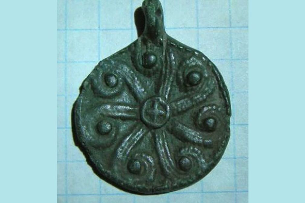 Horde amulet that helps in financial matters