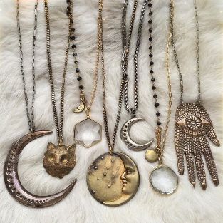 how to wear amulets on the chance and the money